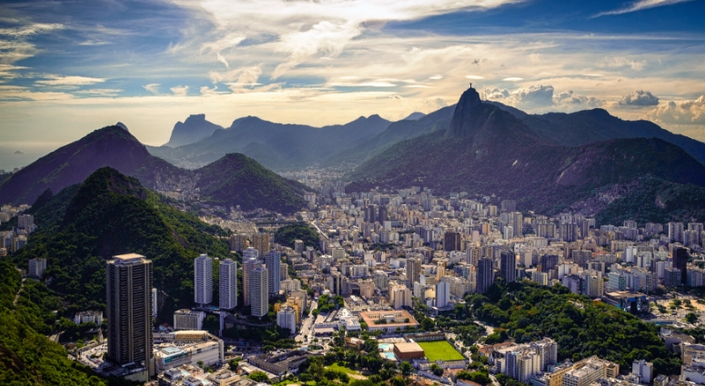 巴西与山脉的天际线建筑。