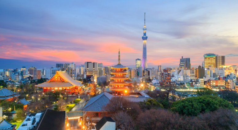 黄昏时分的日本天际线与灯火通明的建筑物。
