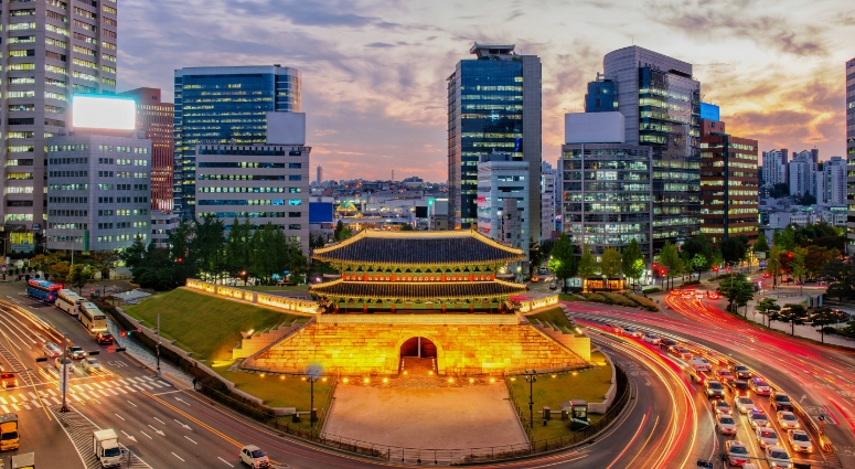 黄昏时分的韩国天际线与灯火通明的建筑物。