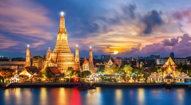 黄昏时分的泰国天际线与灯火通明的建筑物。